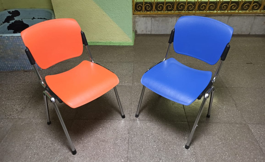 Большой выбор столов и стульев